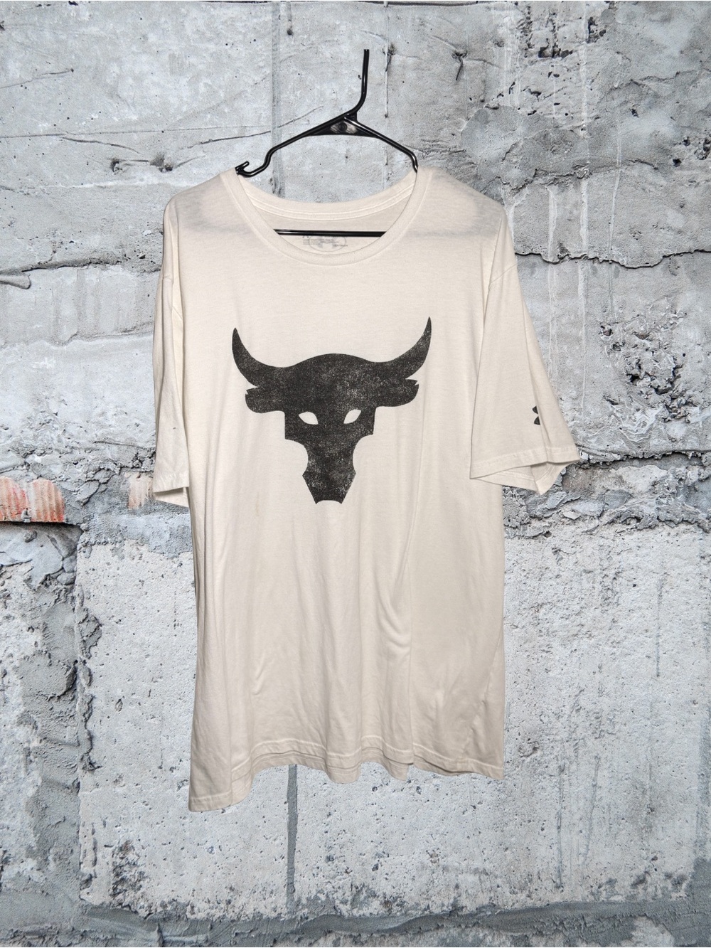 Under Armour Men’s Cream Short-Sleeve Tee with Black Bull Graphic